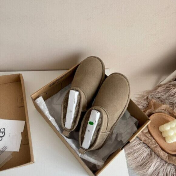 UGG Classic Ultra Mini Boots - Picture 9 of 9